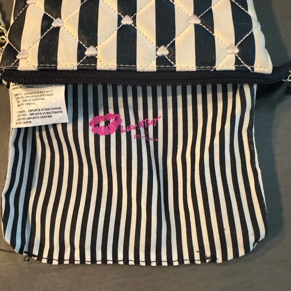 Betsey Johnson Black and White Striped Crossbody Bag preloved - Picture 6 of 9